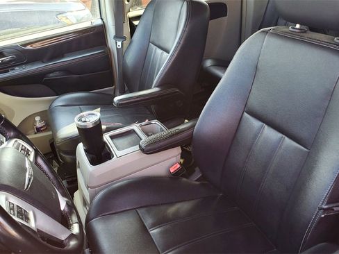 Used 2016 Chrysler Town & Country Touring image 10