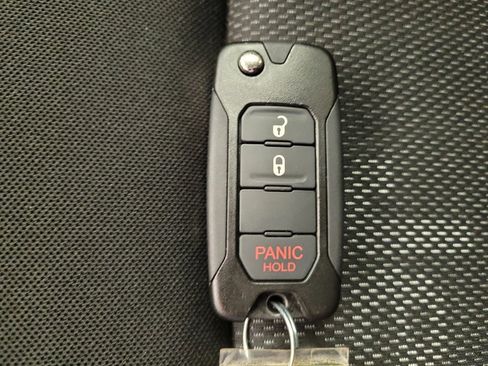 Used 2015 Jeep Renegade Latitude FWD image 32