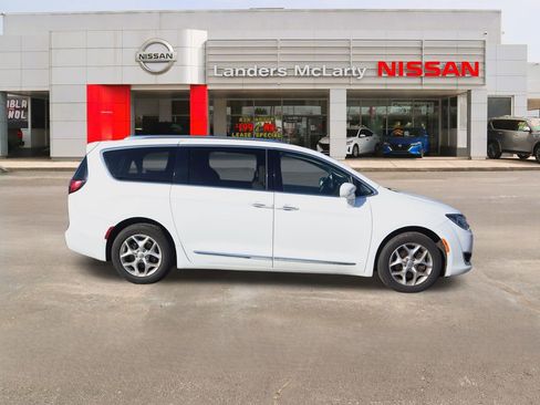 Used 2020 Chrysler Pacifica Touring-L Plus w/ Tire & Wheel Group image 2