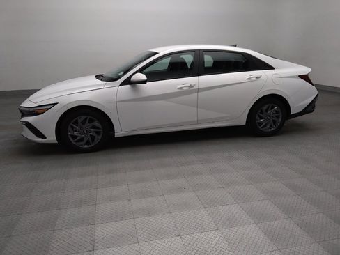 Used 2024 Hyundai Elantra SEL FWD image 2