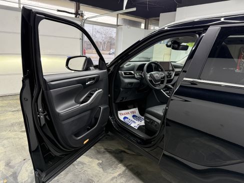 Used 2026 Toyota Highlander XLE image 8