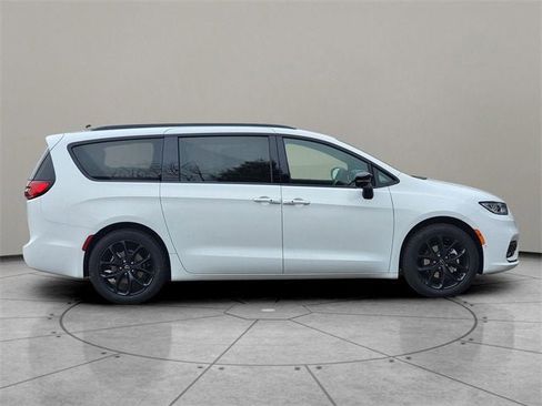 New 2026 Chrysler Pacifica Select w/ S Appearance Package image 13