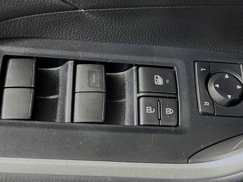 Used 2021 Toyota RAV4 LE image 17