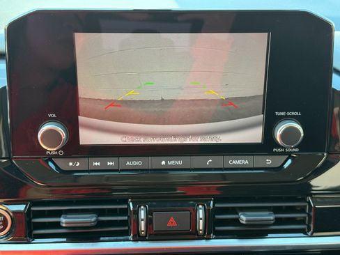 Used 2022 Nissan Pathfinder SV image 24