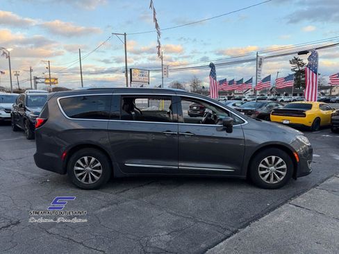 Used 2019 Chrysler Pacifica Touring-L image 10