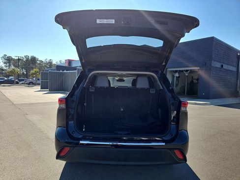 Used 2022 Toyota Highlander XLE image 17