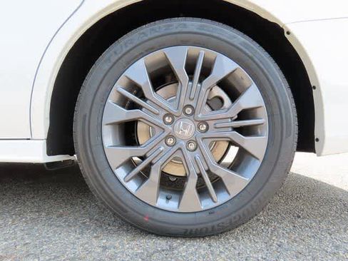 New 2026 Honda Odyssey Touring image 9