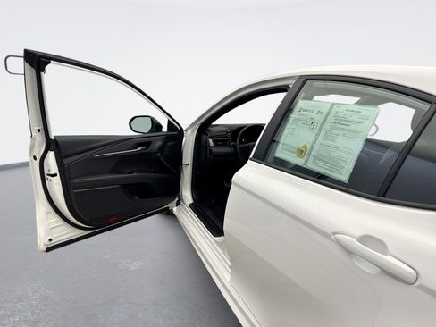 Used 2025 Toyota Camry SE image 9