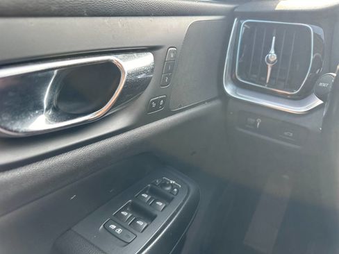 Used 2019 Volvo S60 T5 Momentum w/ Premium Package image 17