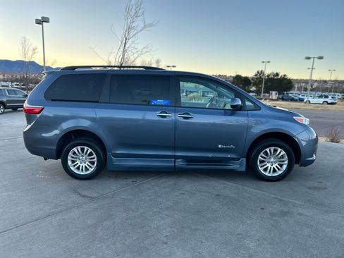 Used 2016 Toyota Sienna XLE Premium image 9
