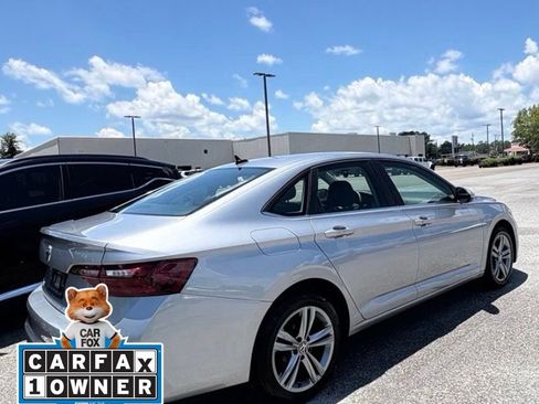 Used 2024 Volkswagen Jetta SE FWD image 2