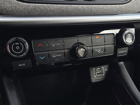 Used 2024 Jeep Compass Latitude w/ Altitude Special Edition image 14