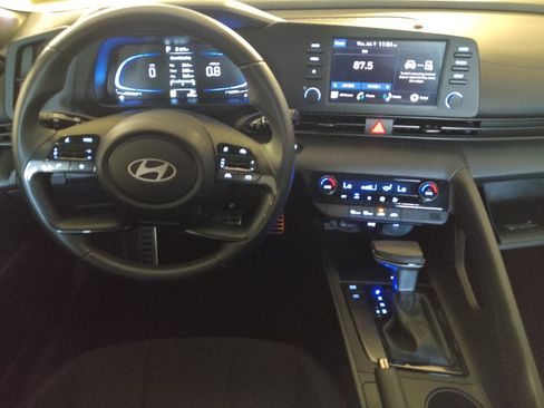 Used 2025 Hyundai Elantra Sport FWD image 22