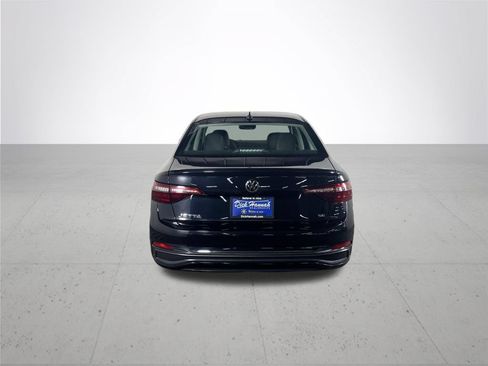 Certified 2022 Volkswagen Jetta SE FWD image 9