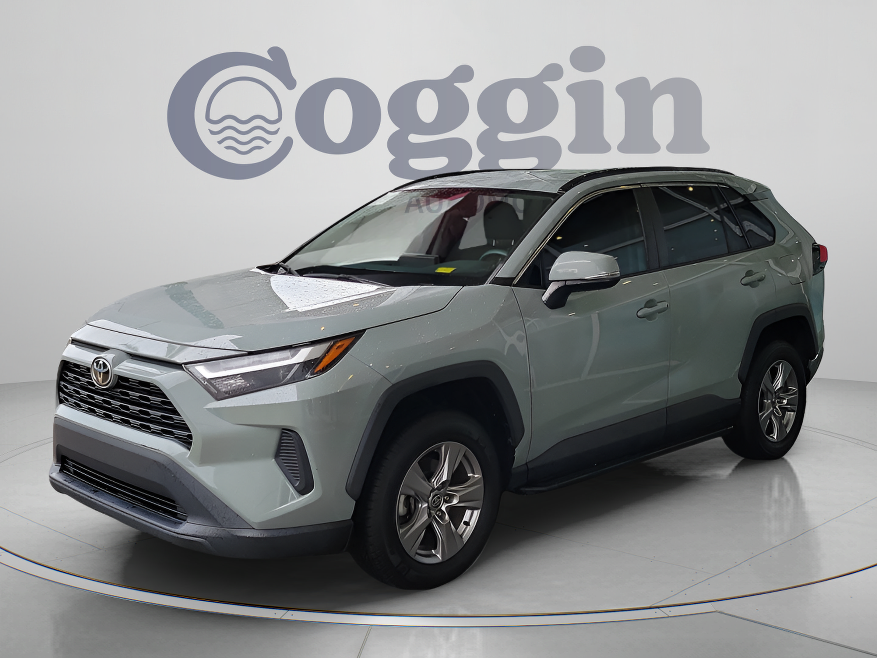 Used 2022 Toyota RAV4 XLE FWD image 2