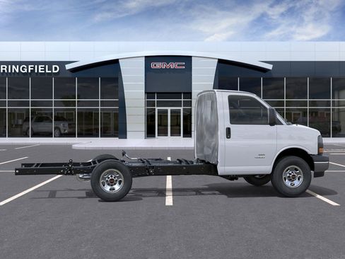 New 2026 GMC Savana 3500 w/ Driver Convenience Package image 5