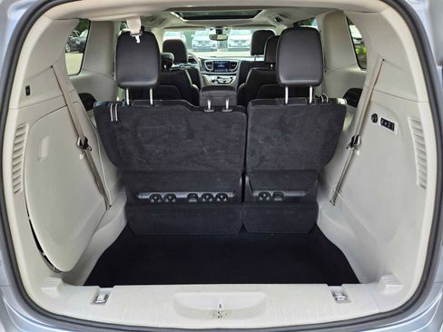 Used 2020 Chrysler Pacifica Limited FWD image 14