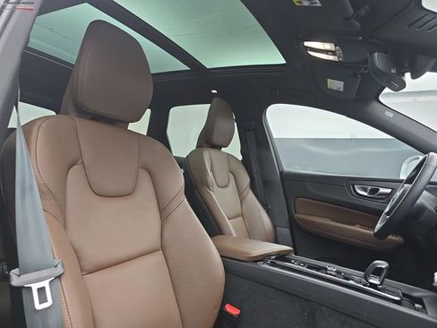 Used 2023 Volvo XC60 B5 Plus image 45