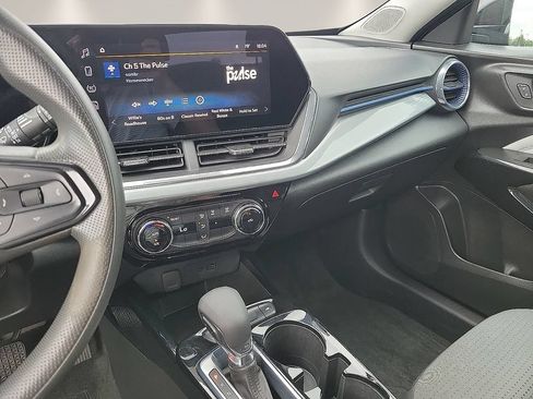 Used 2024 Chevrolet Trax LT FWD image 19