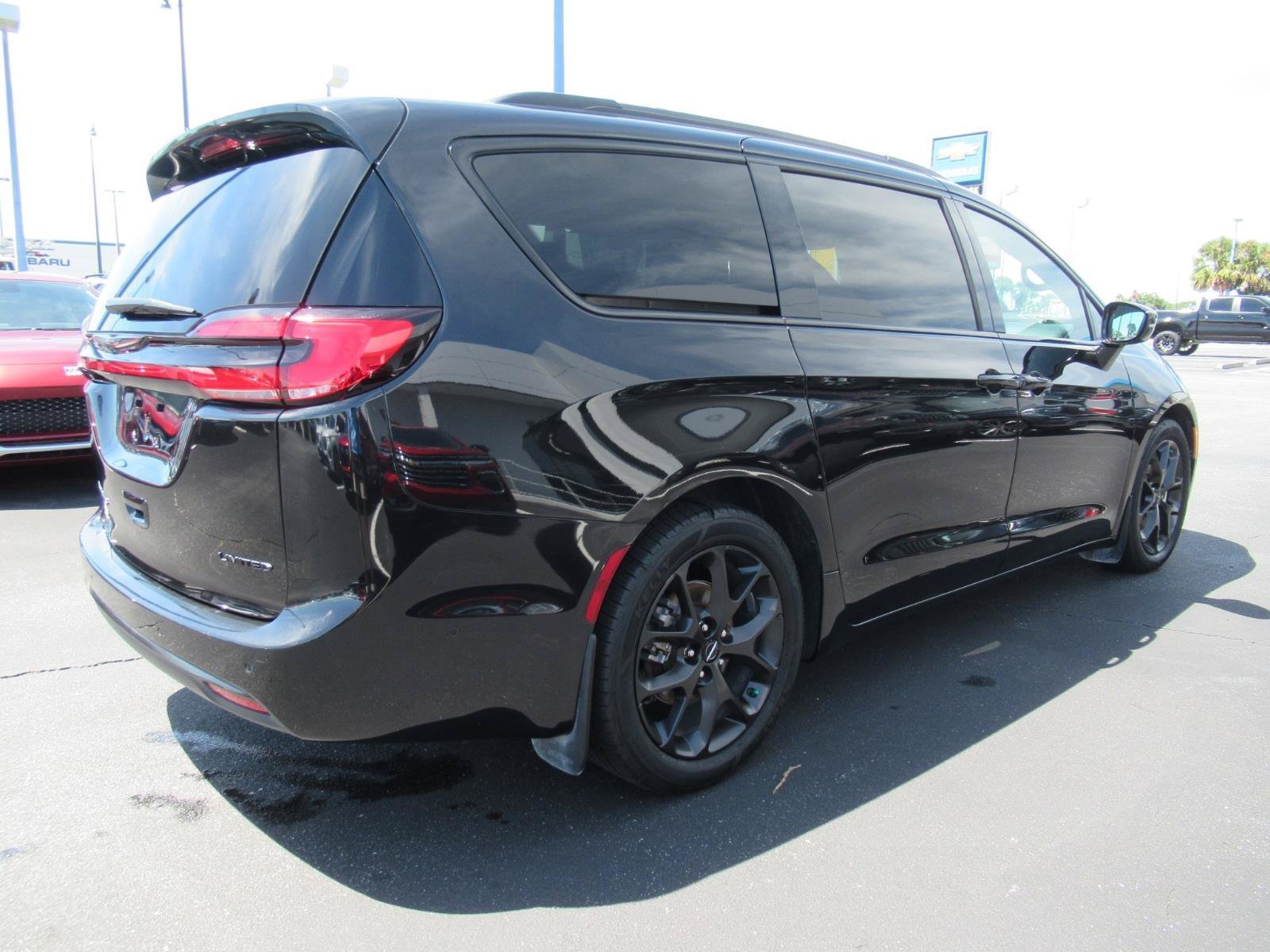 Used 2022 Chrysler Pacifica Limited w/ S Appearance Package FWD image 5