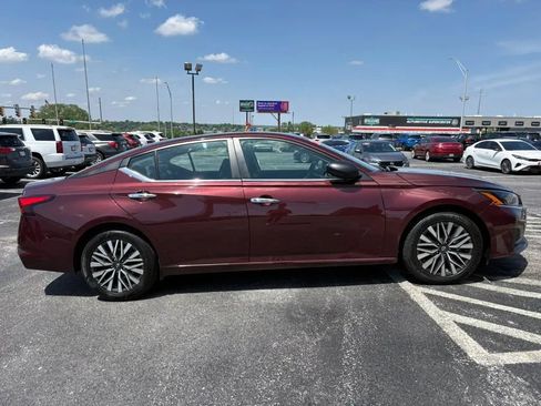 Used 2024 Nissan Altima 2.5 SV FWD image 6