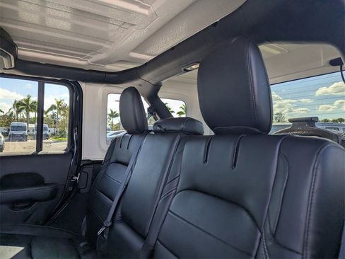 Used 2022 Jeep Wrangler Unlimited Sahara image 17