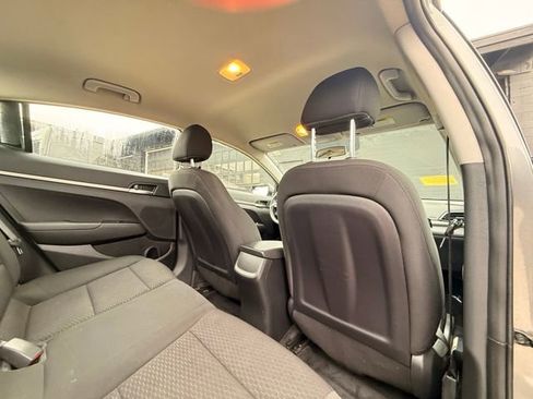 Used 2019 Hyundai Elantra SE w/ Cargo Package image 16