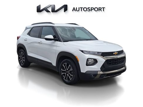 Used 2022 Chevrolet TrailBlazer ACTIV w/ Sun and Liftgate Package FWD image 3