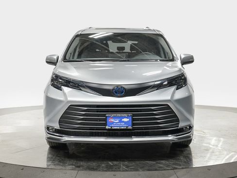 Used 2024 Toyota Sienna XLE w/ XLE Plus Package FWD image 10