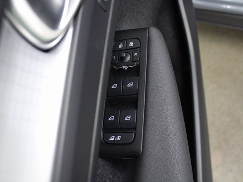 Used 2021 Volvo XC40 T5 Momentum image 13