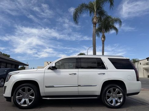 Used 2018 Cadillac Escalade Luxury RWD image 2