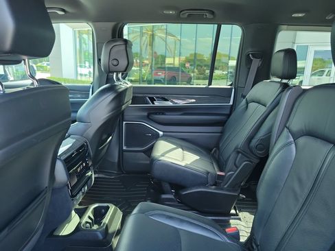 Used 2022 Jeep Wagoneer Series III w/ Flexible Seating Group RWD image 16