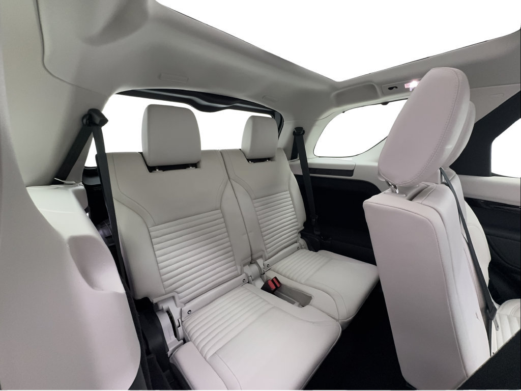Used 2025 Land Rover Discovery S AWD/4WD image 33