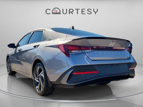 Used 2025 Hyundai Elantra Sport image 3