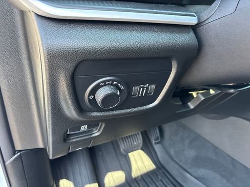 Used 2024 Jeep Grand Cherokee L Altitude AWD/4WD image 18
