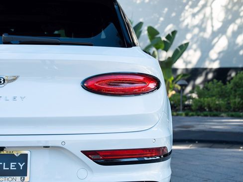 Used 2023 Bentley Bentayga image 48