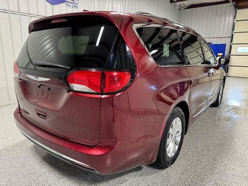 Used 2019 Chrysler Pacifica Touring-L image 3