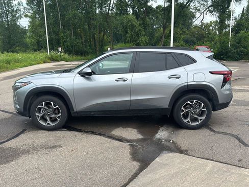 Used 2025 Chevrolet Trax LT FWD image 2