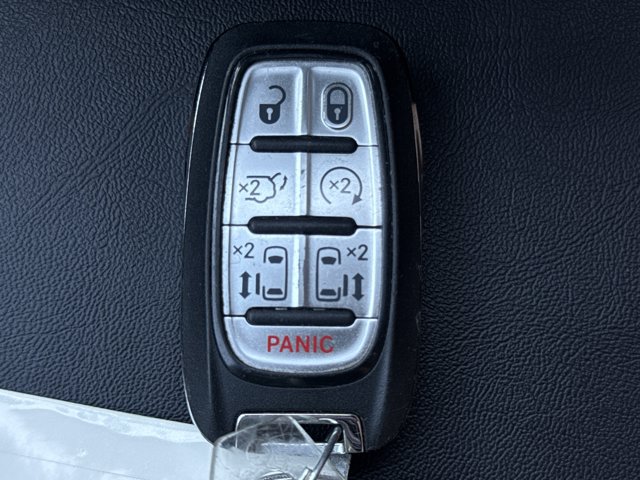 Used 2025 Chrysler Pacifica Select FWD image 23