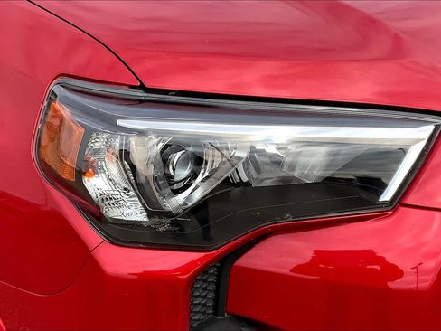 Used 2021 Toyota 4Runner Venture w/ Moonroof Package AWD/4WD image 28