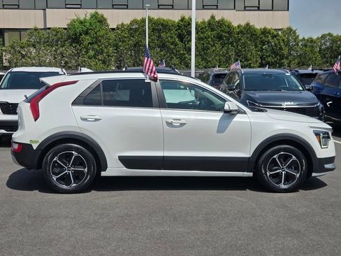 Used 2023 Kia Niro EX w/ EX Cold Weather Package FWD image 3