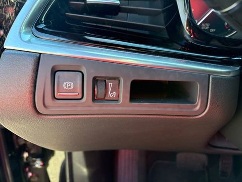 Used 2025 Cadillac XT6 Premium Luxury image 23