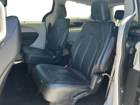 Used 2018 Chrysler Pacifica Touring-L w/ Premium Audio Group FWD image 13