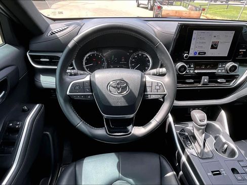 Used 2023 Toyota Highlander XSE FWD image 6