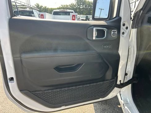 Used 2022 Jeep Gladiator Overland AWD/4WD image 11