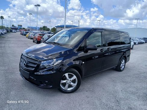 Used 2017 Mercedes-Benz Metris Passenger image 2