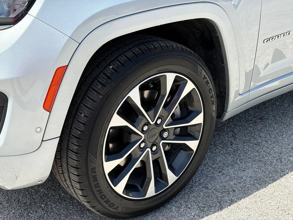 Used 2023 Jeep Grand Cherokee L Overland w/ Luxury Tech Group IV AWD/4WD image 9