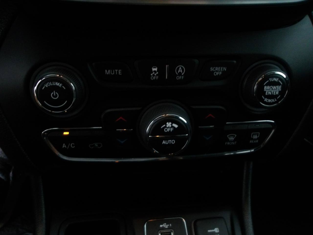 Used 2020 Jeep Cherokee Limited FWD image 25
