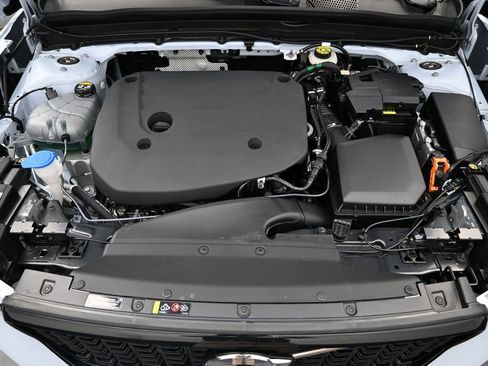 Certified 2025 Volvo XC40 B5 Plus AWD/4WD image 13