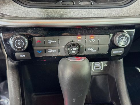 Used 2022 Jeep Compass Latitude FWD image 17